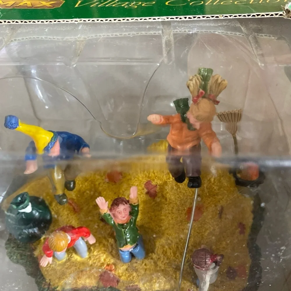 Lemax Table Decoration 2005‎ Leafpile Frolic #53506 NEW In Box table Accent Vtg